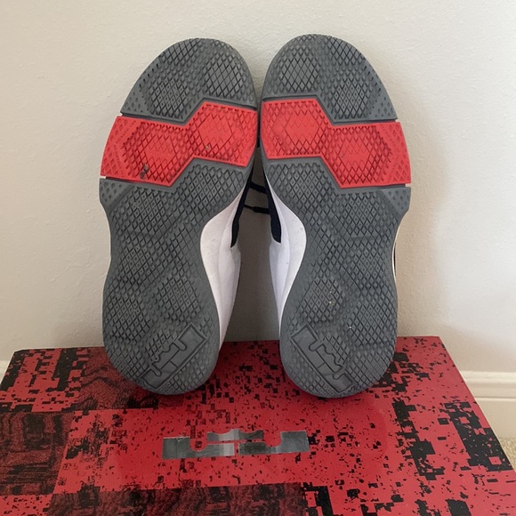 Nike Zoom LeBrons - Picture 4 of 5